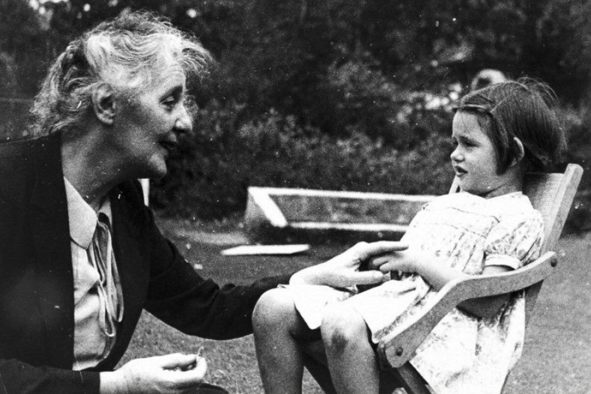 Pobble8's tweet photo. Melanie Klein. Here with her granddaughter Diana.
Jewish Austrian-English. Developmental psychology pioneer and modern psychoanalysis.
#ObjectRelationsTheory
https://t.co/7iriTx2izv
https://t.co/l7JdWVNtkv https://t.co/X9ABFT9r7Y