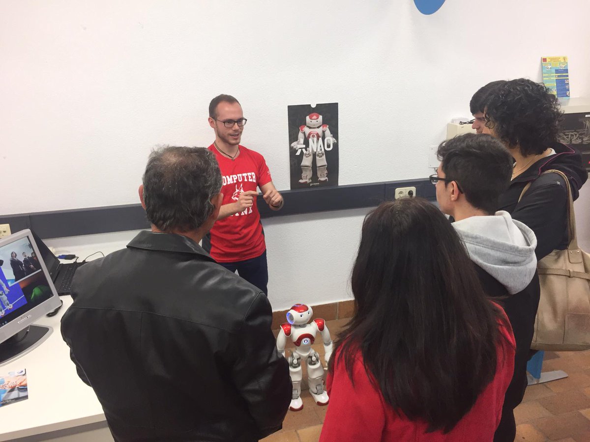 esiuclm's tweet photo. 📸 Visita al #ESITechLab y a las aulas con nuestros #ProfesoresESI para explicarles a las familias todas las posibilidades que tienen sus hijos estudiando #informática en la @esiuclm 

También han conocido a #computerlynx 😉

¡Gracias a las 120 personas que nos han visitado! https://t.co/JzNlUlmjB8