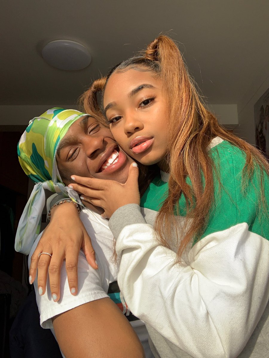 g_thermm's tweet photo. This Picture Keep Going Viral , THIS MY WHOLE GIRLFRIEND , Not My Friend ! https://t.co/yVWSS3Q2sf