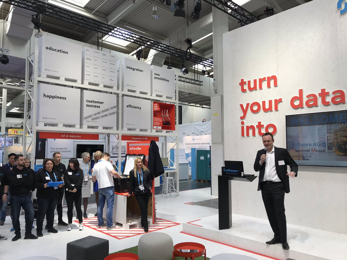Welcome to Hannover, welcome to #HM19! @WernerRieche, President DACH, kicks off Hannover Messe 2019 for all #SoftwareAG colleagues at our booth in Hall 6/E46 #turnyourdataintovalue #50yearsbold