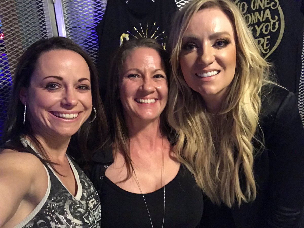 MelSternBaity's tweet photo. @ClareDunnMusic loved seeing you ROCK last night and truly enjoyed meeting you! Thank you for being YOU! https://t.co/p2fzKeAFA1