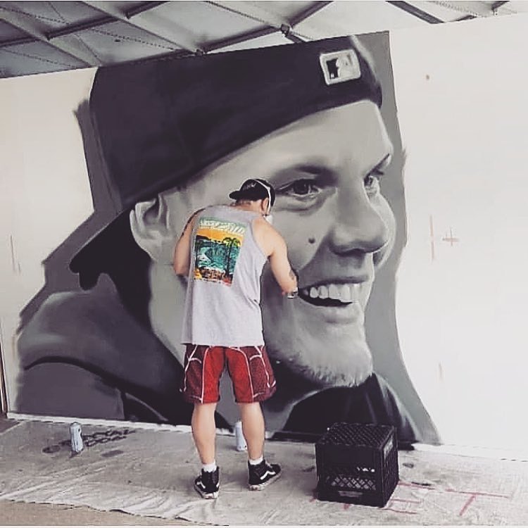 HotSoundMedia's tweet photo. @Avicii presente en @ultra 2019... 🔥❤ Art by: Royyal Dog 🙌

#UltraMusicFestival #Ultra #UltraMiami #Ultra2019 #EDCMx #ElectricDaisyCarnival #UltraMexico #Tomorrowland  #EDM #EDMFamily #EDMLove #Dj #Festival #Plur #PlurLife #Rave #Raver #FelizDomingo https://t.co/OgaPqWbThQ