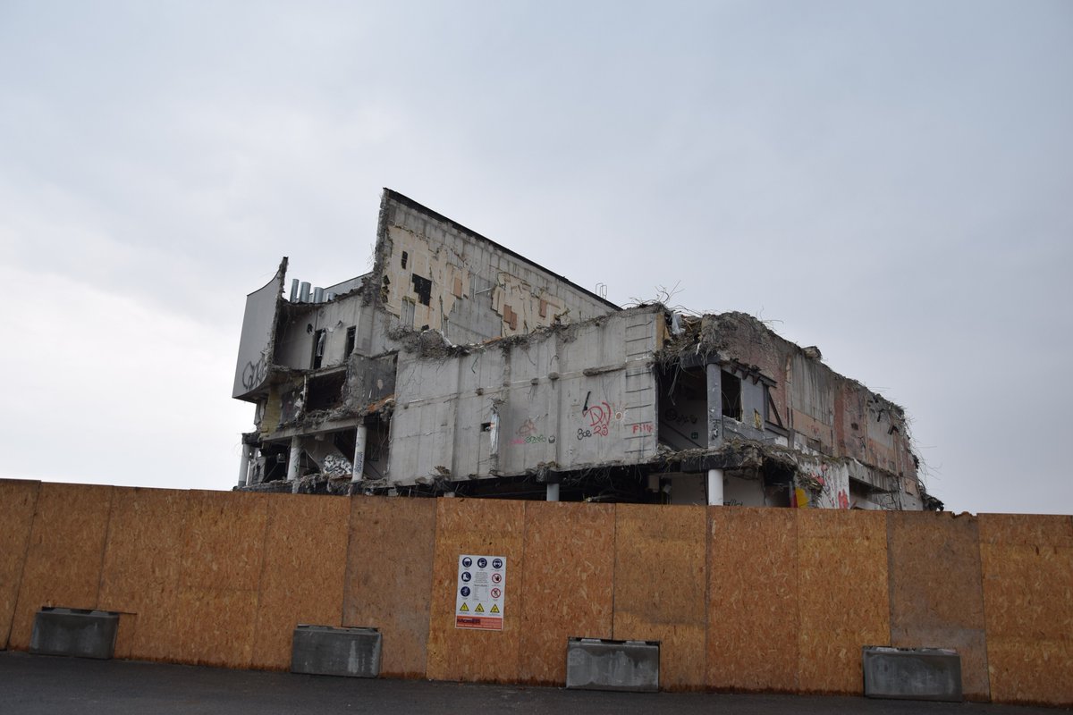 VentexZ's tweet photo. 2. März 2019 | 18:30
#Cineplexx #Reichsbrücke #Palace #cineplexxpalace #minopolis #kidstown #kaisermühlen #wien #stadtderkinder #abbruch #abriss #danubeflats #lostplace #kino #verlassen #prajo #cineplexxreichsbrücke https://t.co/0elOSXxmJR
