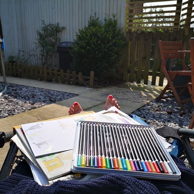 OCD peeps look away now (I dropped the colours, sorry!) but having a lovely afternoon in the sun making cards...
#happiness #familytime #easterholidays #Brighton #brightonlife #sussexlife #sussex #kidstagram #childrenofinstagram #makingcards #sunshine #MothersDay