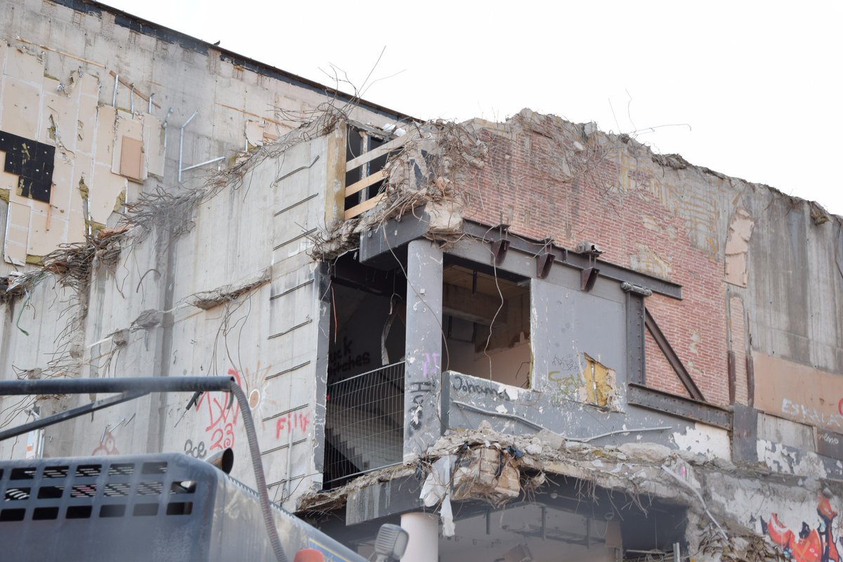 VentexZ's tweet photo. 17. März 2019
#Cineplexx #Reichsbrücke #Palace #cineplexxpalace #minopolis #kidstown #kaisermühlen #wien #stadtderkinder #abbruch #abriss #danubeflats #lostplace #kino #verlassen #prajo #cineplexxreichsbrücke https://t.co/m7X46DXdO6