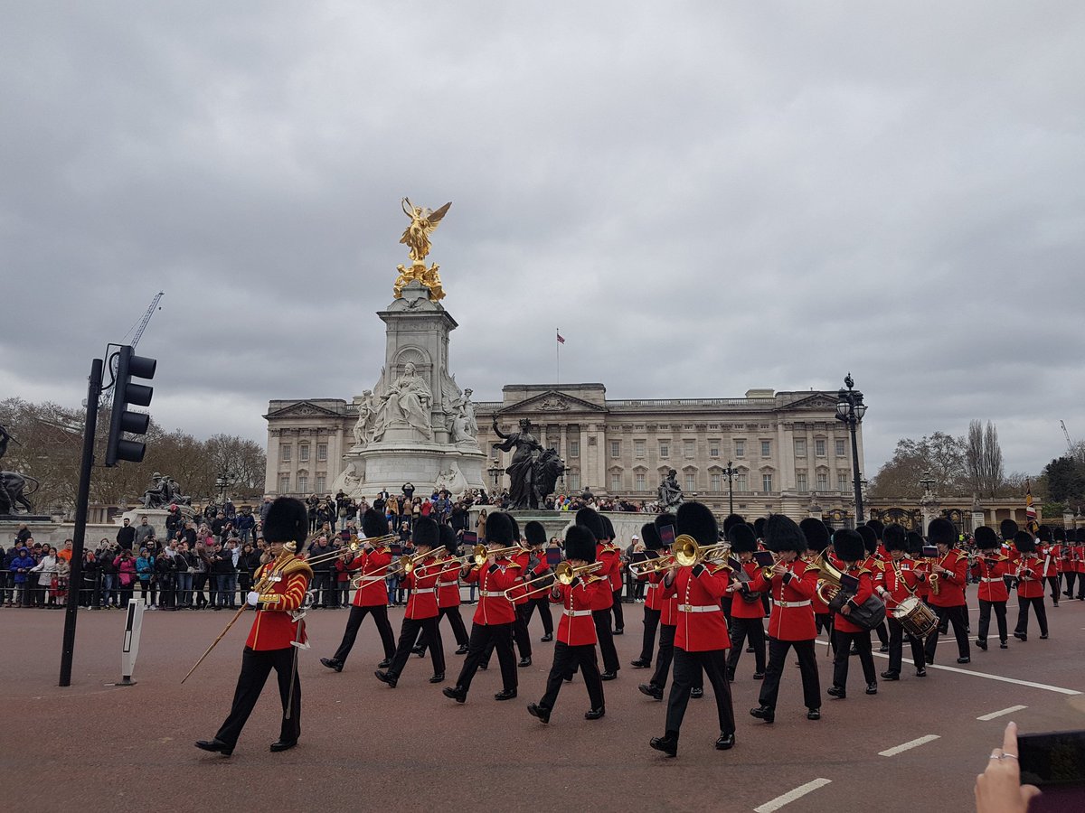 FlyingFiveCAN's tweet photo. We were lucky enough to catch part of the changing of the guards at #BuckinghamPalace this morning. We avoided the crowds and the kids got up close and personal. In true #london fashion it was overcast and chilly. #travel #familytravel #flyingfive #canadiansabroad #traveltribe https://t.co/FkGhxkmVbN