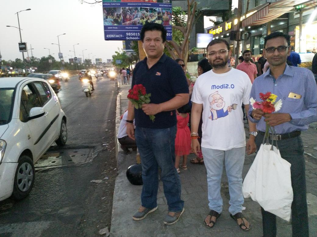 swayam_sanatan's tweet image. Today @Youth_4Modi #Modi2Point0 #PuneTeam team gave flowers to people riding with helmet and urged them to vote in upcoming election