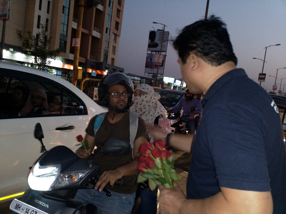 swayam_sanatan's tweet image. Today @Youth_4Modi #Modi2Point0 #PuneTeam team gave flowers to people riding with helmet and urged them to vote in upcoming election