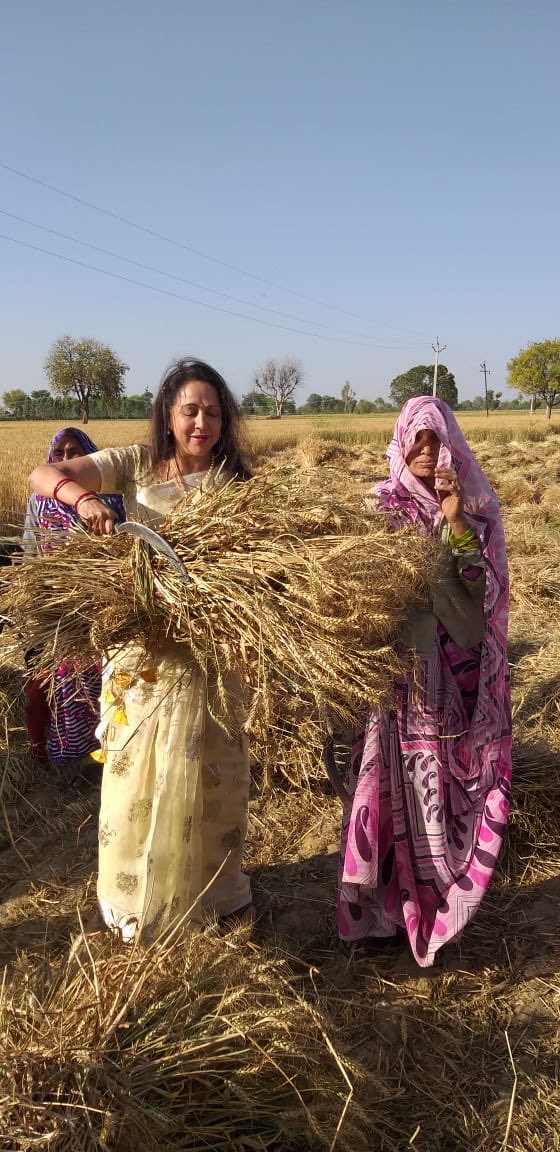 dreamgirlhema's tweet image. Began my Lok Sabha campaign today with the Govardhan Kshetra where I had the opportunity to interact with women working in the fields. A few fotos  for u of my first day of campaign