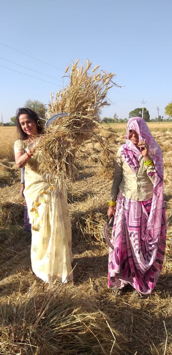 dreamgirlhema's tweet image. Began my Lok Sabha campaign today with the Govardhan Kshetra where I had the opportunity to interact with women working in the fields. A few fotos  for u of my first day of campaign