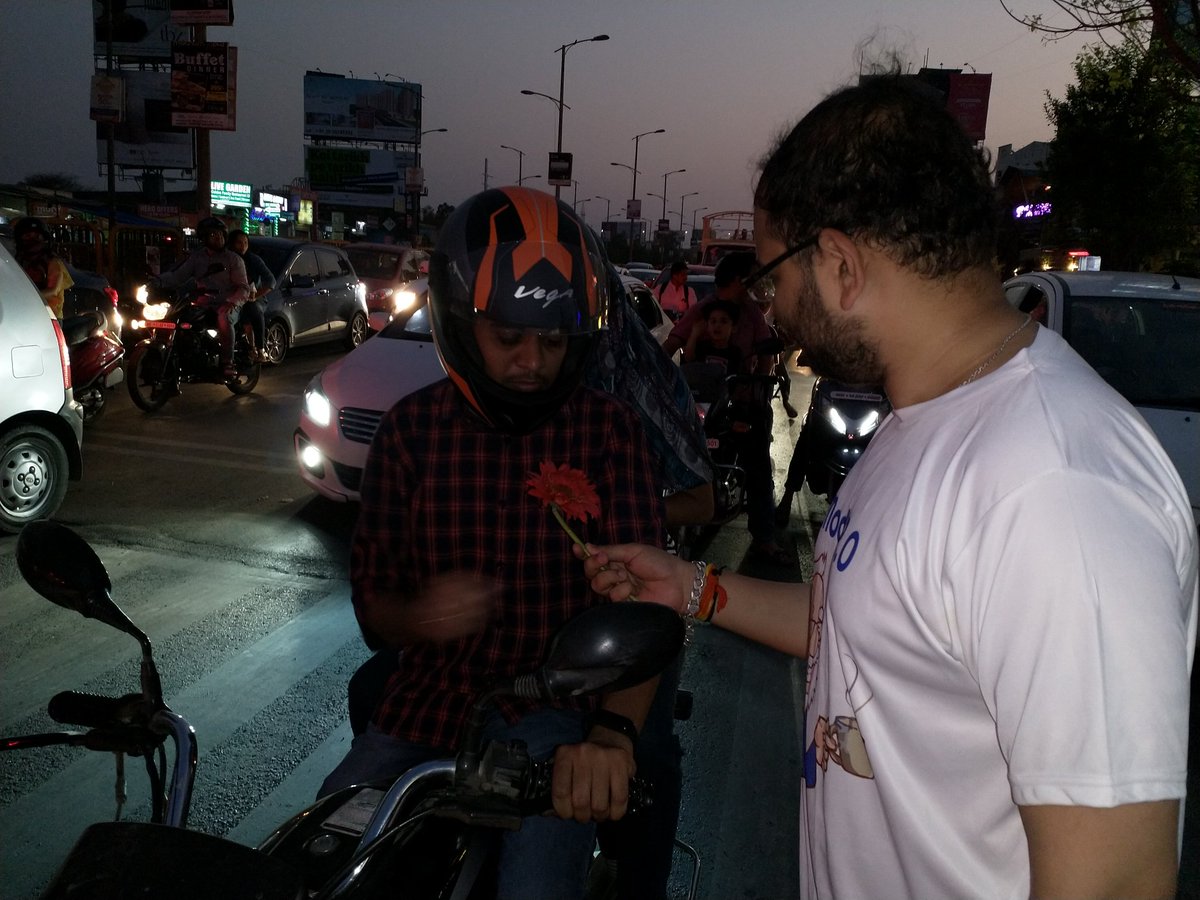 swayam_sanatan's tweet image. Today @Youth_4Modi #Modi2Point0 #PuneTeam team gave flowers to people riding with helmet and urged them to vote in upcoming election