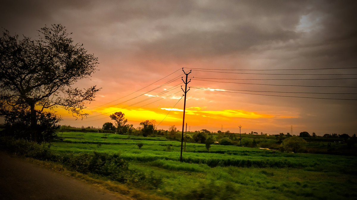 SunsetS are ProoF that no MatteR what Happens Everyday can End BEAUTIFULLY.
.
.
.
.
#eveningclick #eveningclouds #eveningphotography #natureclick #naturephotography #naturecolors #riverbank #grassfarming #hiddensun #farm #landscapephotography