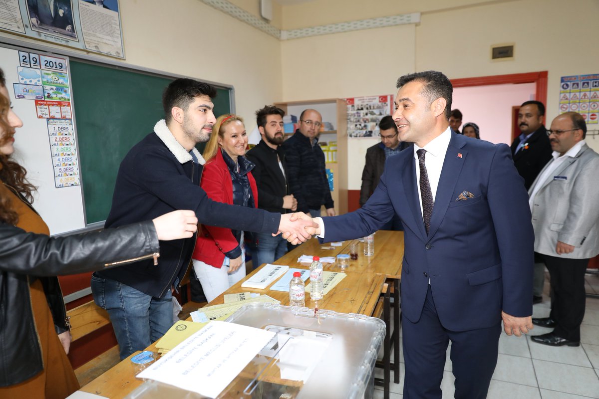 AdemMuratYucel's tweet photo. Milletvekilimiz Sn. Sena Nur Çelik, İlçe Başkanlarımız ve ekiplerimizle birlikte gün boyu okullarımızdaki Sandık görevlileri ve oy kullanan değerli vatandaşlarımızı ziyaret ettik. Seçim sonuçlarının Ülkemiz ve Alanyamız adına hayırlı uğurlu olmasını diliyorum... #Cumhurittifakı https://t.co/U5QGiGWOuv