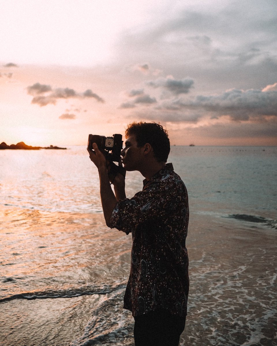 jonathanbertin's tweet photo. Le 1er photographe que j'ai rencontré m'a dit que la photo c'était mort, qu'il n'y avait plus de travail. Je me suis fait recaler 2 fois des écoles photo. J'ai créé mon entreprise et aujourd'hui je vis mon rêve, je suis photographe voyage et c'est mon métier #NeRestePasATaPlace https://t.co/d9HgfXuenr