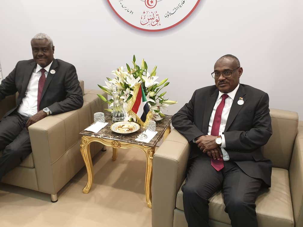 MofaSudan's tweet photo. #السودان #وزارة_الخارجية |وزير الخارجية يلتقي بمفوض #الإتحاد_الأفريقي السيد موسى فكي على هامش #القمة_العربية_بتونس
@AUC_MoussaFaki 
#Sudan #SudanNews https://t.co/5uuQVb2lRQ