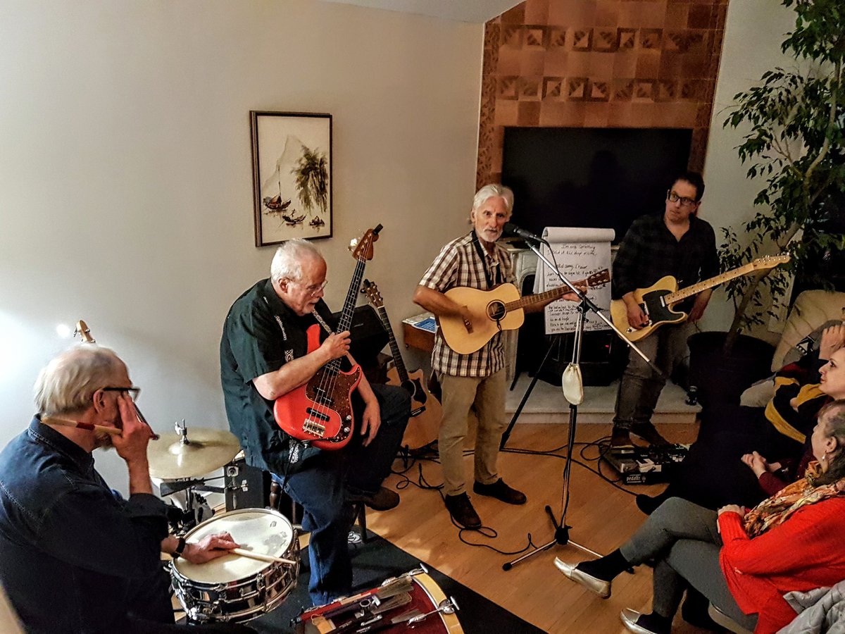ArleneSibley6's tweet photo. @namnehnamneh @BobCommunique @WalterFeke
Another great show - house concert in Robert Purcell's Great Room....
Featuring Jim Henman
#AmazingSongWriter #AwesomePerformance #JimHenman https://t.co/dY90fsY3lb