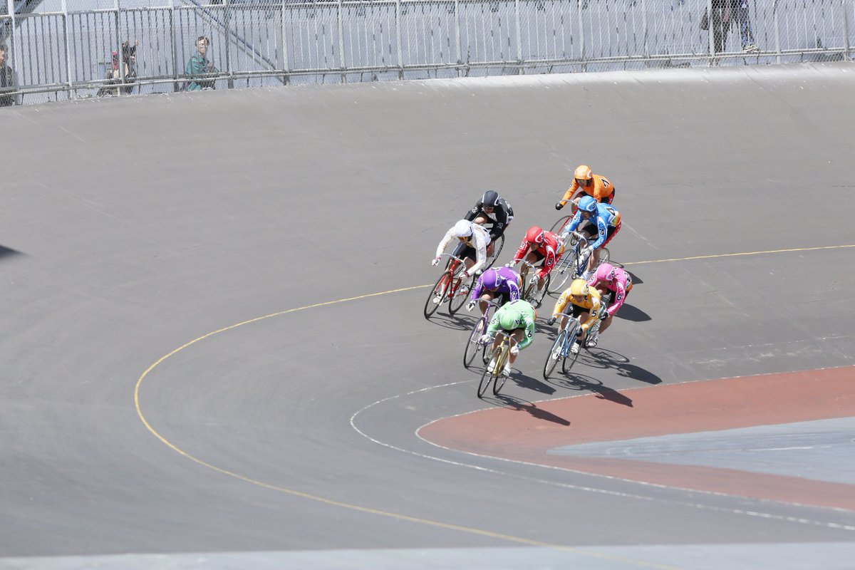 3rensho 観察員 19 03 31 一宮競輪場 現役選手による模擬レースの模様 オレンジ7番車 志智俊夫選手 白1番車 金子貴志選手はg1 Gpレースも制した名レーサーです 一宮競輪場