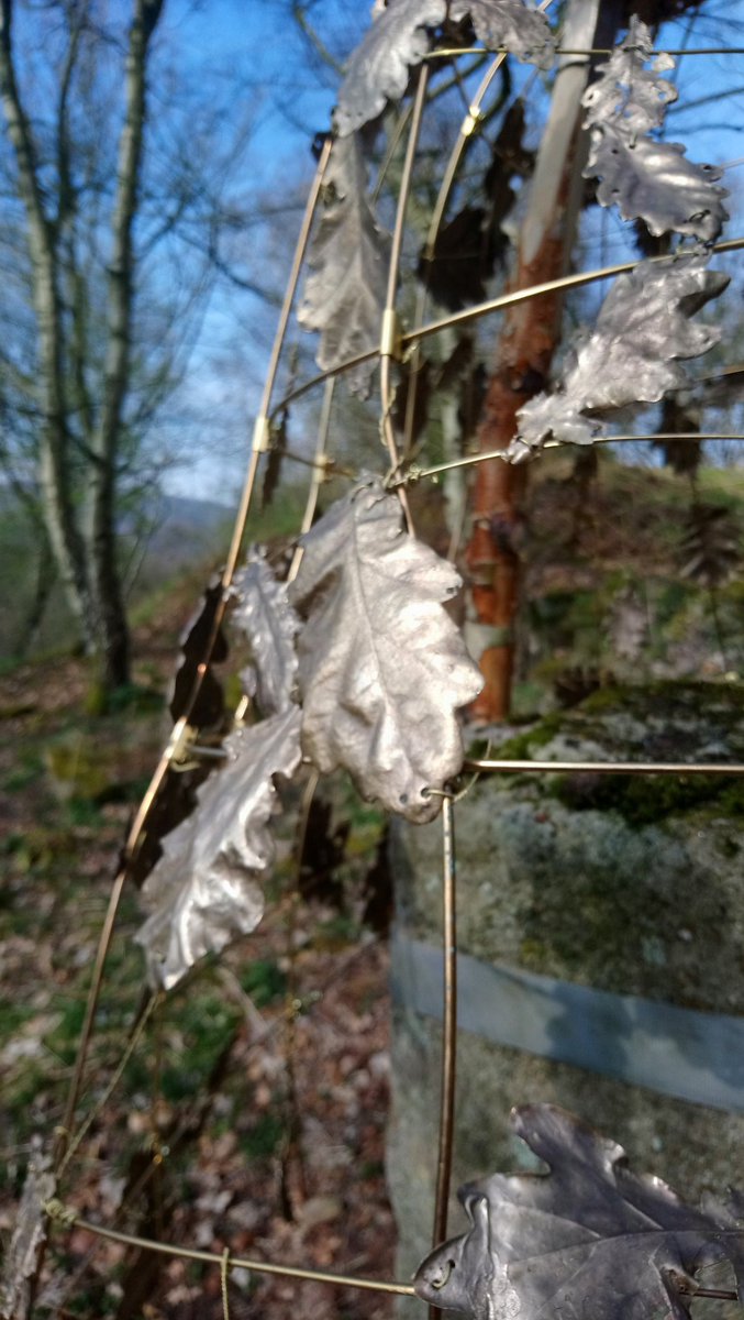sarahcook_art's tweet image. Did you stop by at #themeaningoftrees exhibition in the #peakdistrict this weekend? We&apos;ve had such wonderful weather! The sunlight created magical shadows on the cloak of leaves, making them shine &amp;amp; glint. What do the sculptures represent for you?