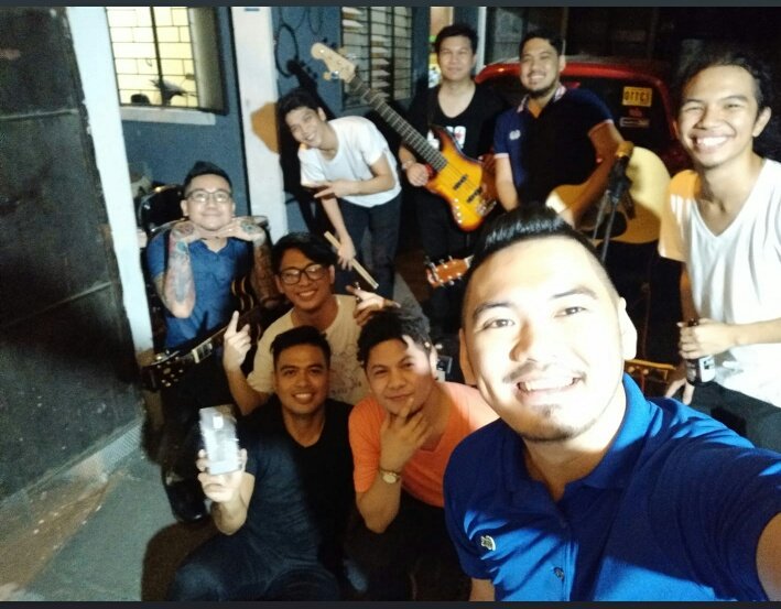 Yung maka jam mo si Papa Jomaz hanggang umaga sa tapat ng bahay nyo dahil kasal ng bassist nyo! 
#Kamikazee #Yangeepie