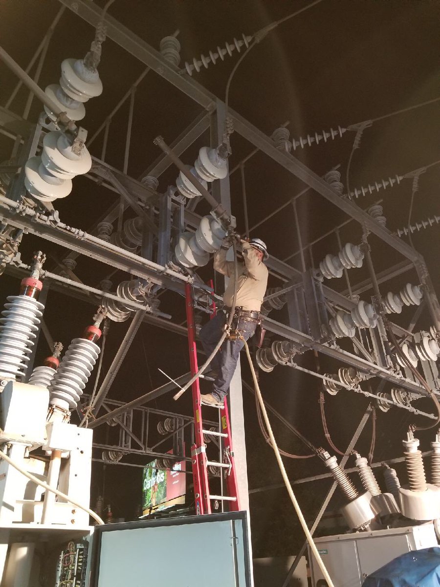 IBEW465's tweet photo. Electric Substations are one of the most critical parts of our energy grid and is where you will find some of the most highly trained workers in the @IBEW! Thank you to all of our members at Kearny for everything you do! #WeAreIBEW465 #UnionUtilityWorkers https://t.co/sRgylQIMgP