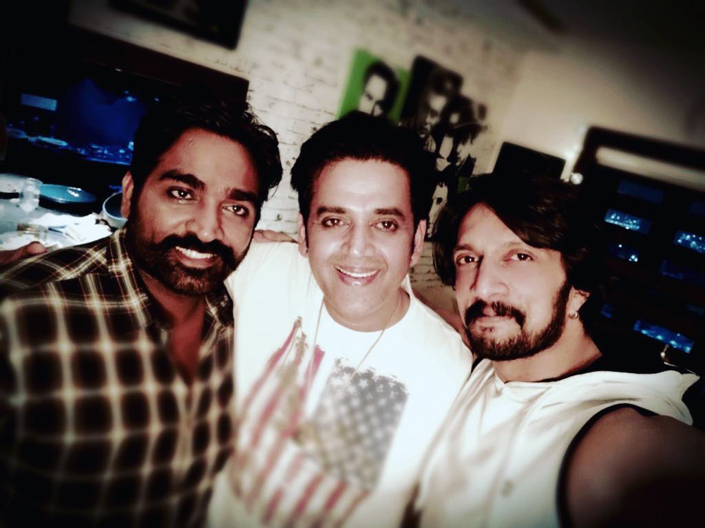 KicchanaAdda's tweet photo. #ExclusivePicture.,,
@VijaySethuOffl Sir @ravikishann Sir With Namma #Baadshah @KicchaSudeep Anna 👌❤️
#AvukuRaja
#Syieraa #SyeRaa
#SyeRaaNarasimhaReddy🔥
#KicchanaAdda https://t.co/PoB7xpYVHn
