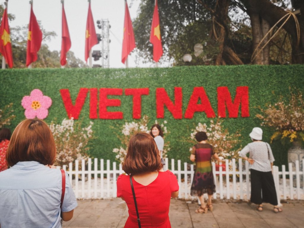 GFoL2019's tweet photo. Day 1: We have finally arrived in beautiful Hanoi. With jet lag, little sleep and loads of excitement, the student team went to explore the city. Here is @abukhaled_289 at the Ngoc Son Temple. 🇻🇳
.
.
.
#GlobalFoL2019 #GlobalBU #WOWForum #UKVNHEP #Hanoi #Vietnam https://t.co/j8f6jWck9J