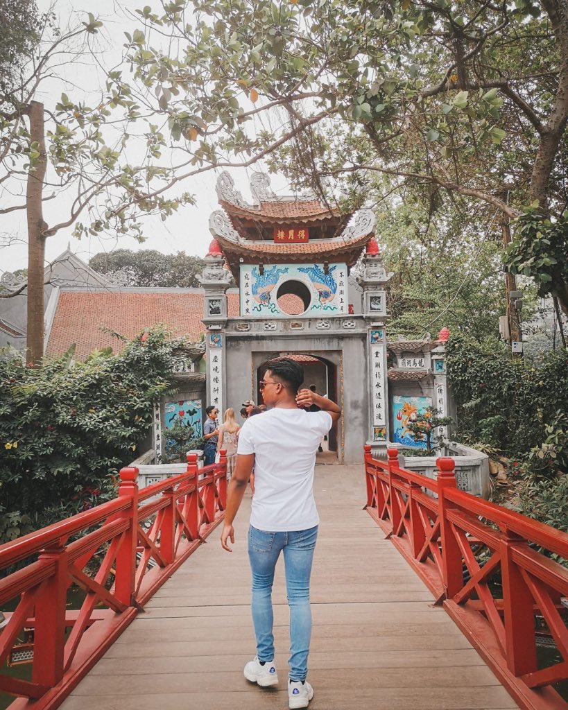 GFoL2019's tweet photo. Day 1: We have finally arrived in beautiful Hanoi. With jet lag, little sleep and loads of excitement, the student team went to explore the city. Here is @abukhaled_289 at the Ngoc Son Temple. 🇻🇳
.
.
.
#GlobalFoL2019 #GlobalBU #WOWForum #UKVNHEP #Hanoi #Vietnam https://t.co/j8f6jWck9J