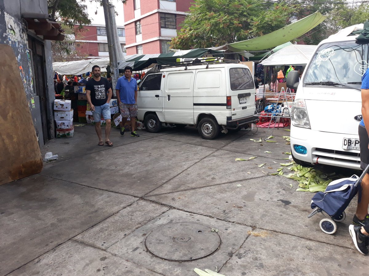 Insp_General's tweet photo. Controlando feria de Colón de las comidas en calle Concha Pedregal y Paredones  @Duranbaronti @Muni_Indep https://t.co/NMxOBXfJ3m