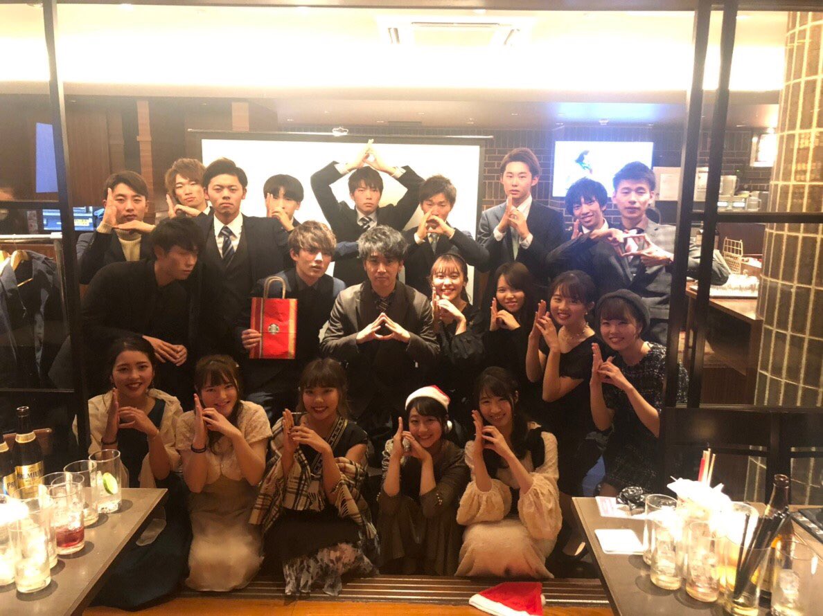 sw_blanc's tweet photo. 12/12
クリコン🎅🎁🍾
クリスマスも近いってことでクリコンを行いました🥂
スーツやドレスといったいつもと違う格好に新鮮味を感じながらビンゴ大会などで盛り上がりました👏
景品も豪華だったよ🤭
みんなに🌲メリークリスマス🎄
#blanc
#フットサル
#サークル
#西南学院大 https://t.co/4jN8s2hraz