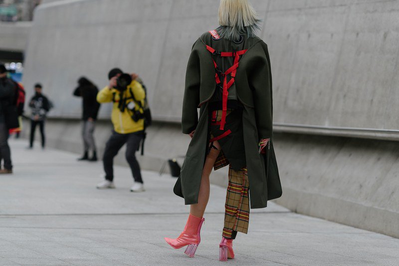 hoodcouturemag's tweet photo. Seoul Fashion Week Street Style. https://t.co/zNeIcCMnjH