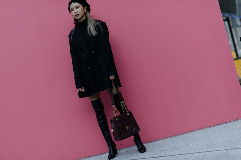 hoodcouturemag's tweet photo. Seoul Fashion Week Street Style. https://t.co/zNeIcCMnjH