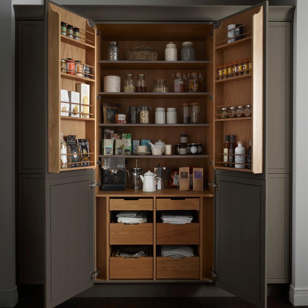 Our butler's pantry is a customer favourite and one of our favourites too. Would you love one in your home? bit.ly/HarburyCollect… #Harbury #lauraashleykitchens #lauraashley #lauraashleyhome #dreamkitchen #dreamhome