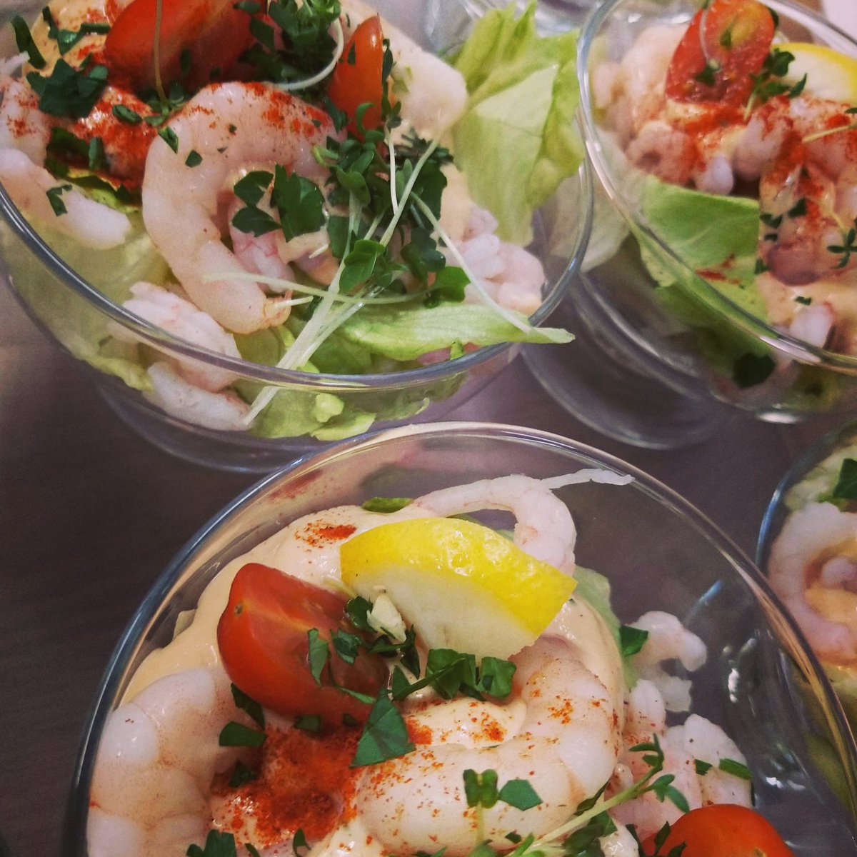 DosCatering's tweet photo. Chef Philippe never keeps it shrimple! King prawns marinated in a hand made seafood sauce, added to shredded iceberg, topped with baby plum tomatoes, slice of lemon and finished with a sprinkle of paprika and watercress #madewithloveandpassion #prawns #deliciousfood #seafood https://t.co/EBZSalALLw