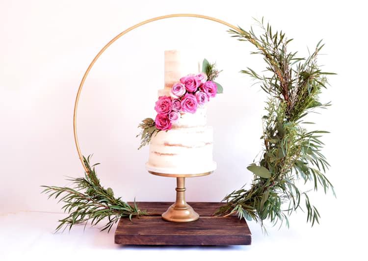 CWM_YDCW's tweet photo. We LOVE the floral additions to this #weddingcake by @flowersbydonnac! What a statement! 
https://t.co/2W1VfKkg8H Cake by @Dollybirdbakes #Launceston #weddingflowers #weddingflorist #weddinginspo #statementdecor #weddingdecor #venuedecor #devon #cornwall https://t.co/V14Ms2K4R8