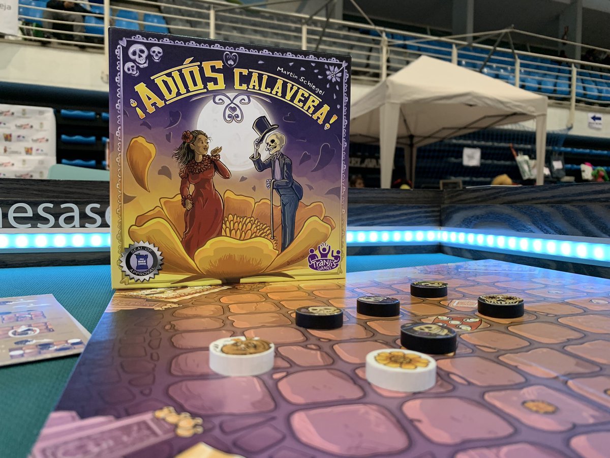 lacomarcon's tweet photo. Ser una calavera tampoco está mal del todo...¿o si? @Tranjisgames nos deleita con este juego que sale a mesa cada vez que alguien ve su caja “sin amigos”...😜 #ComarCON19 https://t.co/PaHH2YkSCB