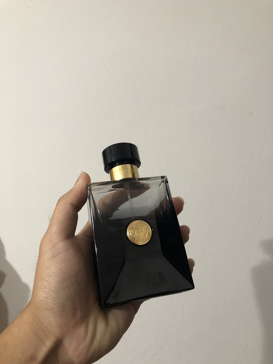 Haa kesayangan. Versace Noir. Quite sweet, strong scent, long lsting, baby, sayang smua lah. Best sangat for me. You guys kena have this one later hehe. Price a bit abve avrge but u wont regret it la hehe 9/10