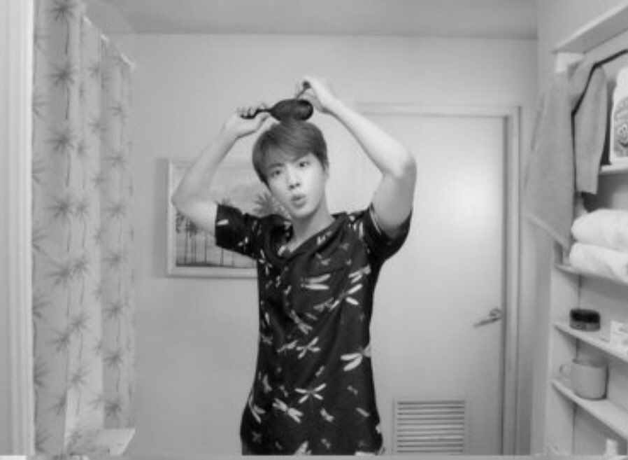 moonjinnie_twt's tweet photo. I am now sure that SeokJin was born to MAKE ME SUFFER AND BE HAPPY ABOUT IT @BTS_twt #JIN #Seokjin #방탄소년단 #진 #석지니 https://t.co/vG7DbG0OJk