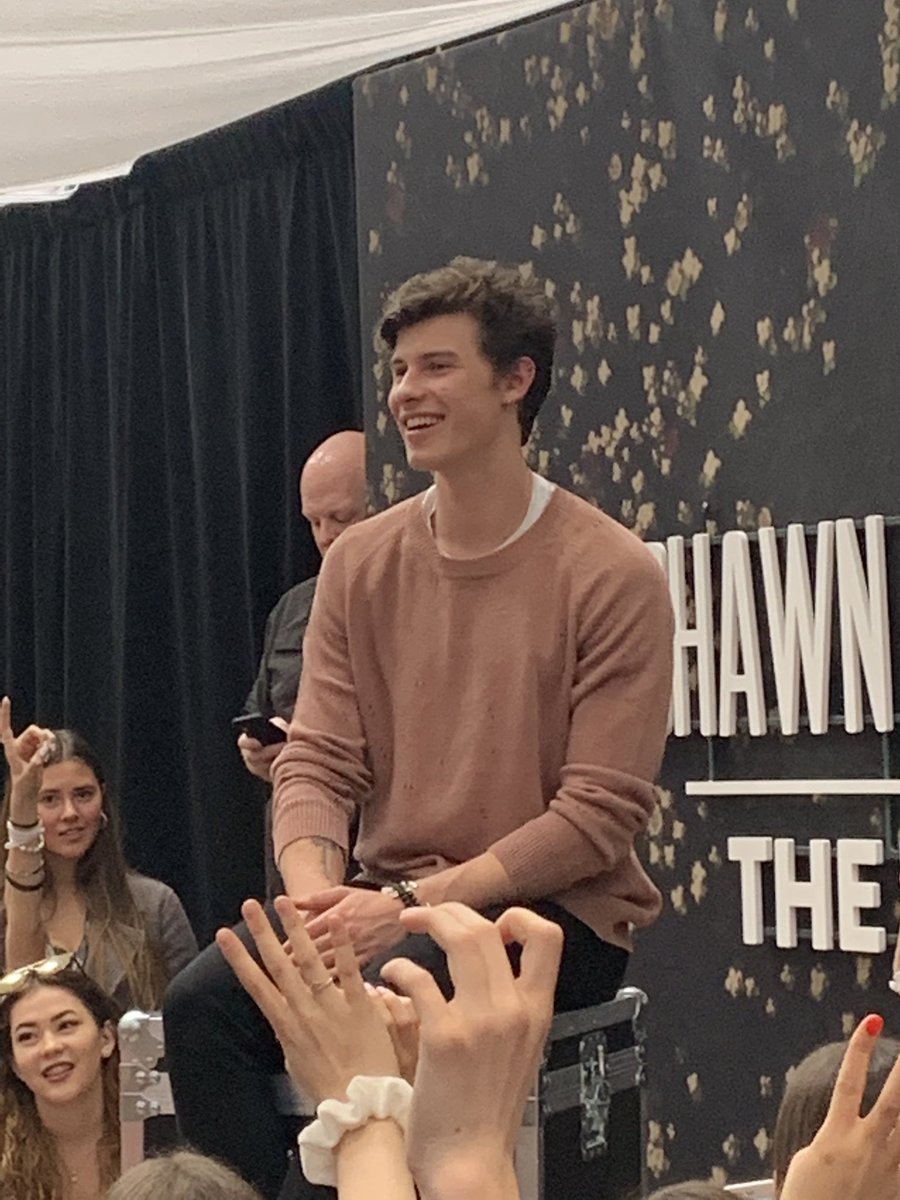 AnjaMrsGrier's tweet photo. 💛💛 @ShawnMendes https://t.co/gGUIm3KRaL