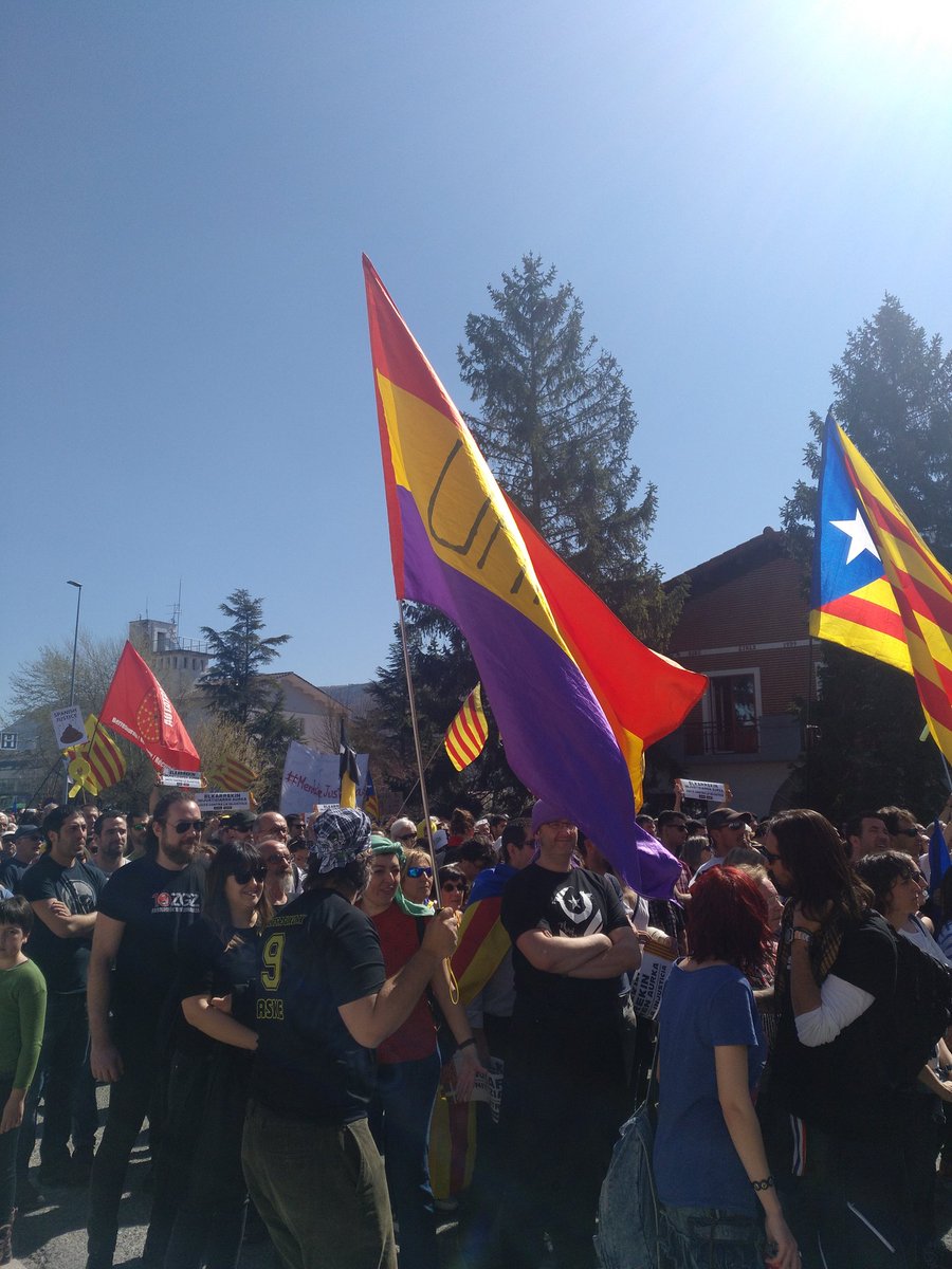 jcaballerosoler's tweet photo. Decenas de miles de personas, de diferentes estratos ideologicos, de edades y procedencias, estamos en Alsasua para denunciar la persecución a unos chavales que el Estado quiere convertir en ejemplo de represión. Un abrazo a @Altsasugurasoak #altsasukoakaske #UtziAltsasuBakean https://t.co/9eJzlOrqWH