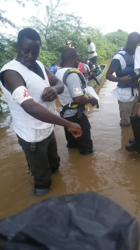 #MalawiFoods2019update: An MSF team of 18 people is supporting the health ministry to cover the needs of an estimated 18,000 people in Makhanga on the eastern bank of the Shire river # Malawi, with health, sanitation and non-food-item supplies.