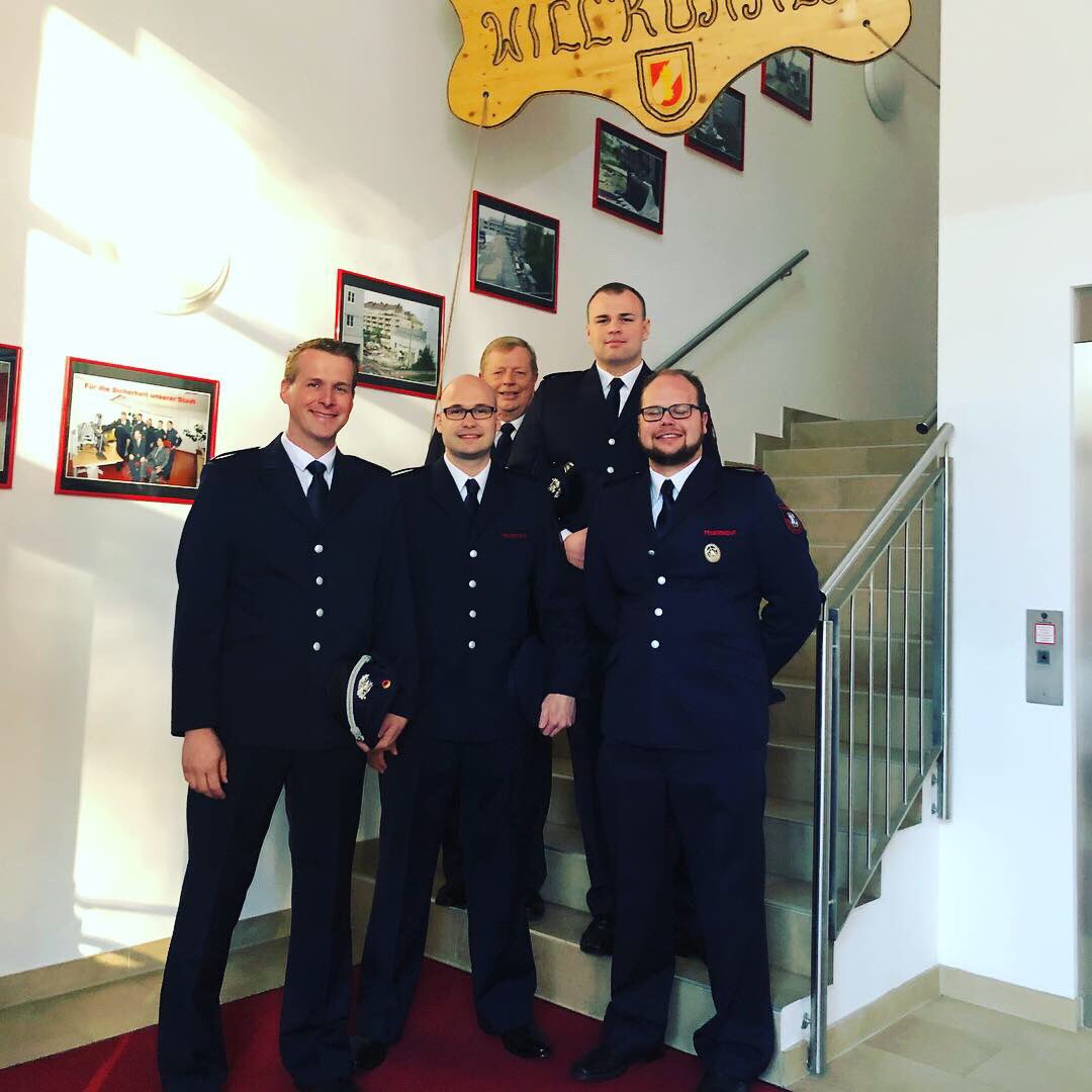 FWMonheim's tweet photo. Zu Gast bei Freunden. Eine Abordnung der Feuerwehr Monheim hat den Feuerwehrball der Partnerstadt Wiener Neustadt besucht. #monheim #monheimamrhein #wienerneustadt #feuerwehr #partnerstadt https://t.co/pYN4OnSkdo