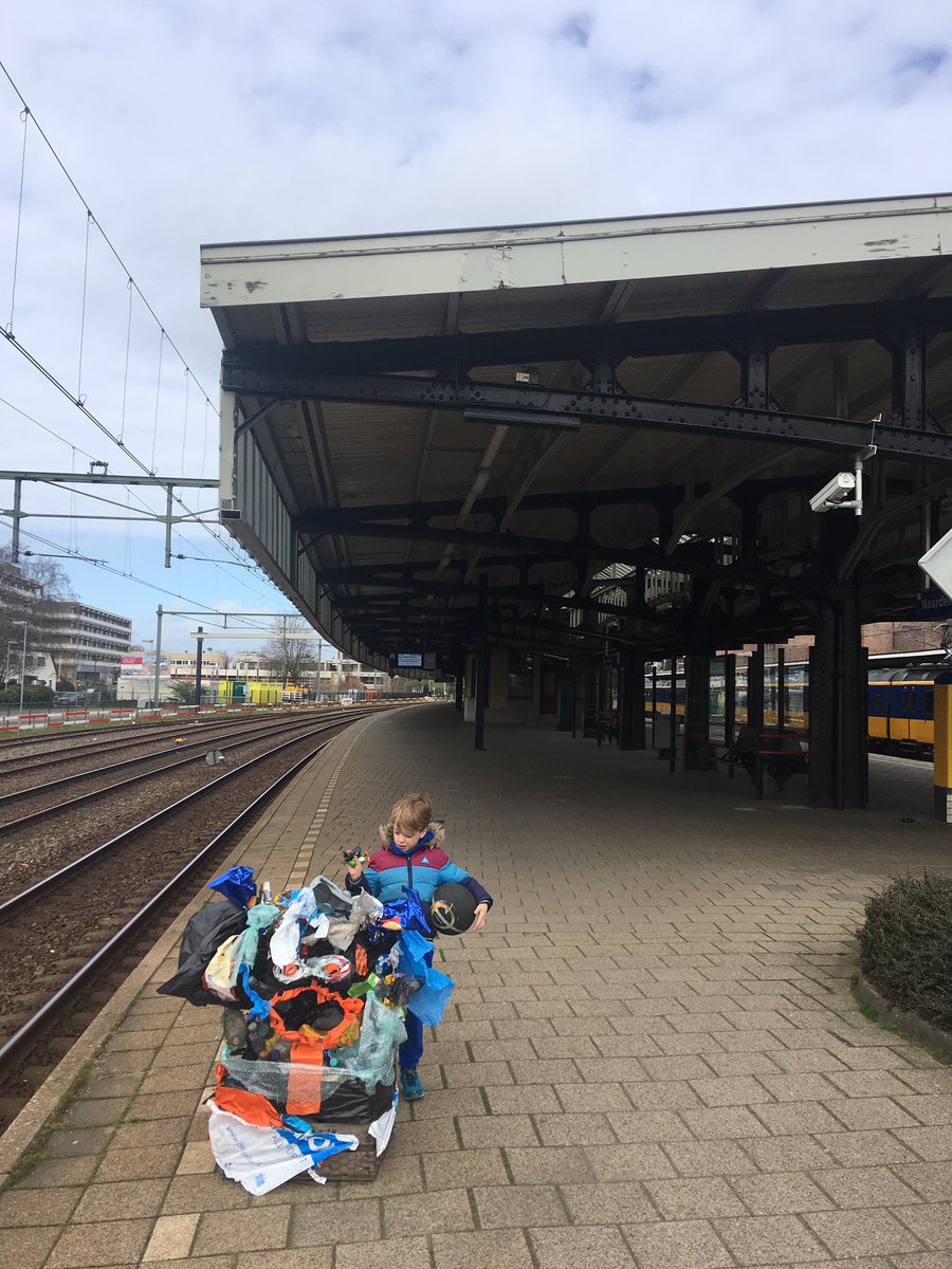 Joris_PvdA's tweet photo. Met het #plasticmonster van de 3de beach clean van Muiderberg op weg naar het @GreenpeaceNL #plastival in Nijmegen. We gaan het monster terugsturen naar waar ie vandaag kwam. #breakfreefromplastic https://t.co/ikO2zDAkN2