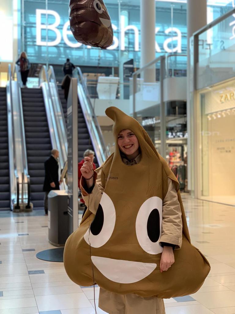 KNCVTBPlus_NL's tweet photo. Heb jij onze drollen al gezien? 💩 In Rotterdam, Den Haag, Utrecht en Den Bosch kan je ze vandaag vinden in het centrum. Want het is Wereld Stop Tuberculose Dag en wij laten TBC een poepie ruiken! Jij ook? Ga met ze op de foto en tag ons en #TBCvrij https://t.co/yHk14rglMH