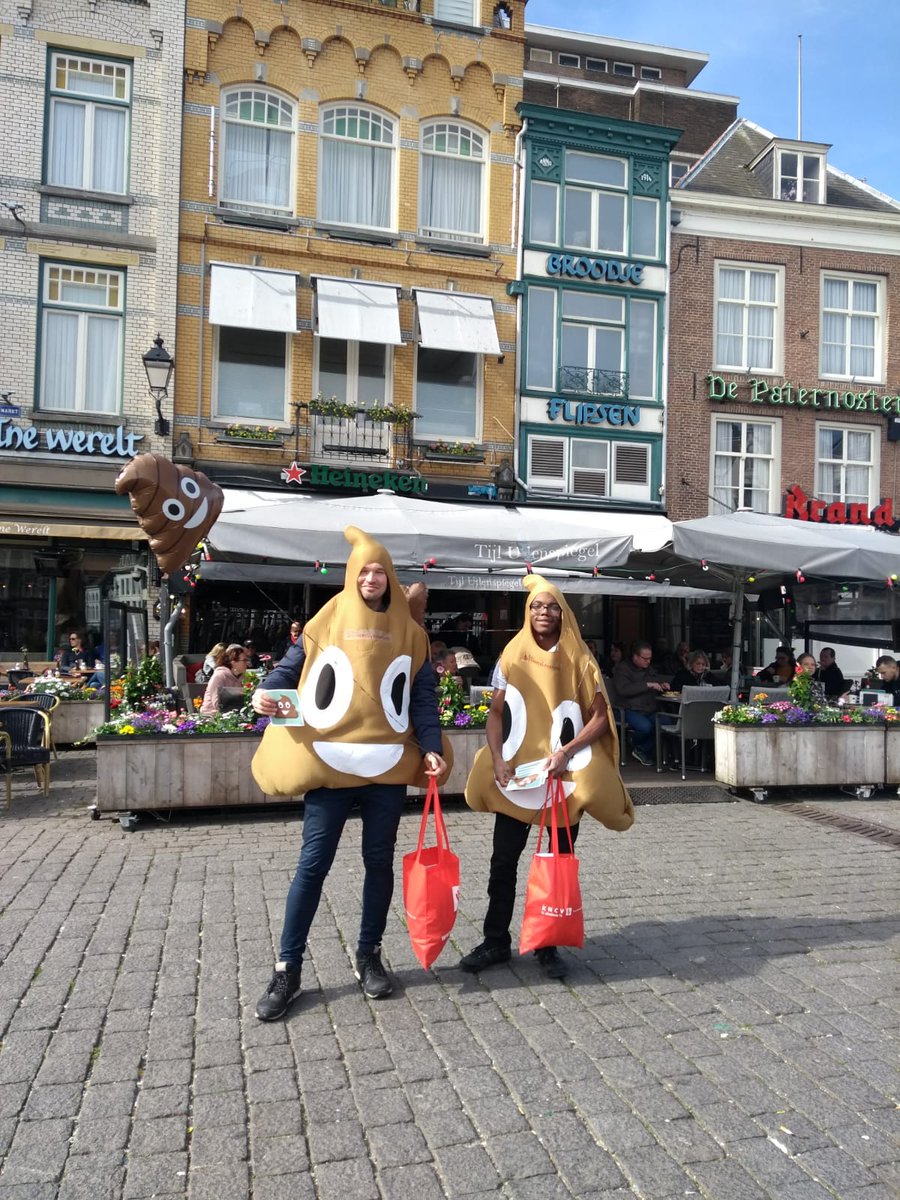 KNCVTBPlus_NL's tweet photo. Heb jij onze drollen al gezien? 💩 In Rotterdam, Den Haag, Utrecht en Den Bosch kan je ze vandaag vinden in het centrum. Want het is Wereld Stop Tuberculose Dag en wij laten TBC een poepie ruiken! Jij ook? Ga met ze op de foto en tag ons en #TBCvrij https://t.co/yHk14rglMH