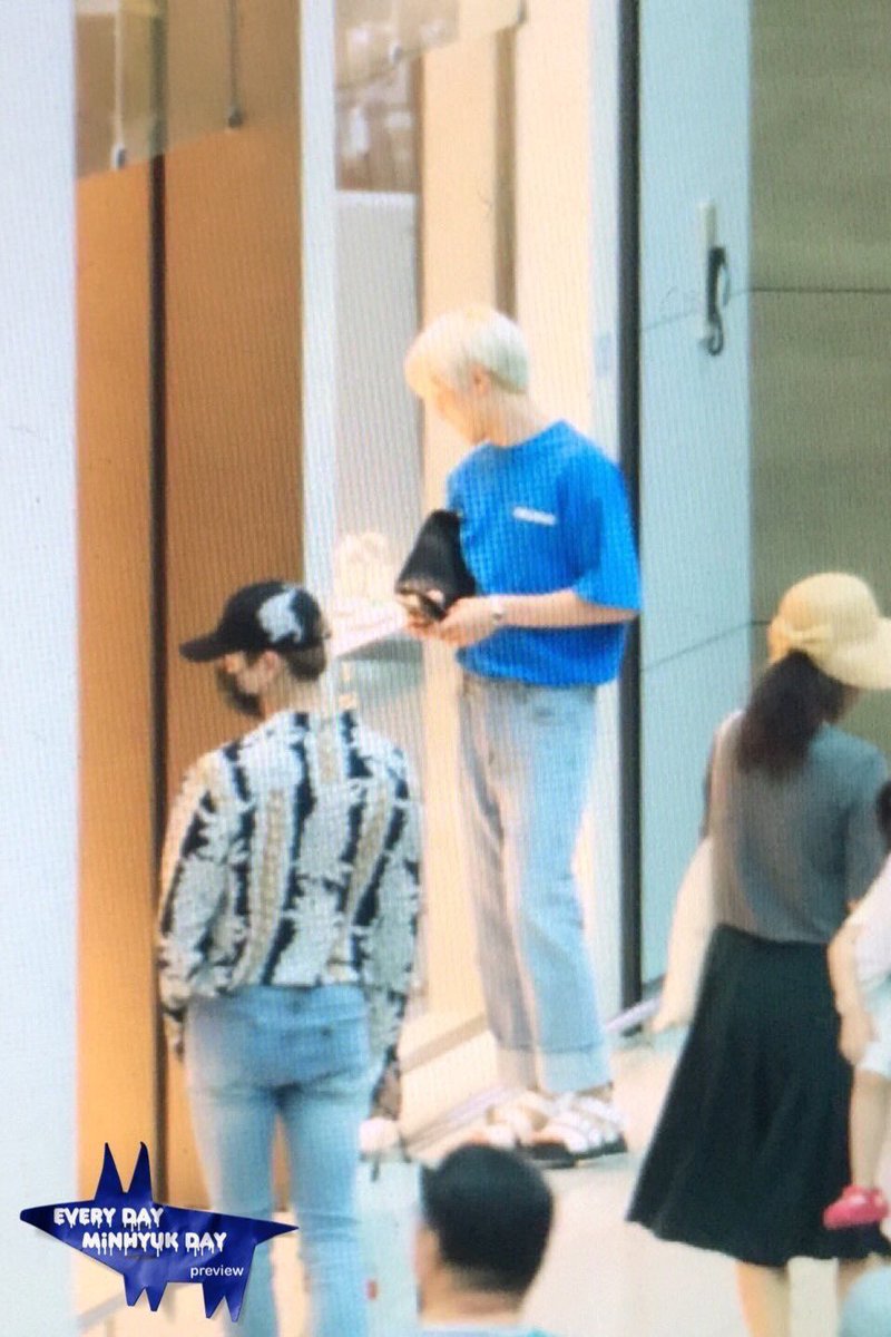 songfa9's tweet photo. 이거 이후로 제일 웃긴 공항 사진인듯 https://t.co/xn8Vw8hrZE