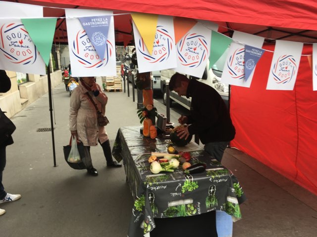 Présence ce matin, sur le marché Convention, de <a href="/HermerWilliam/">hermer william</a> Champion de France de sculpture sur fruits et légumes pour le Festival  #GoutDeFrance ! #GOODFRANCE #GF2019 <a href="/_gastronomie_/">Goût de France - Fête la gastronomie</a>