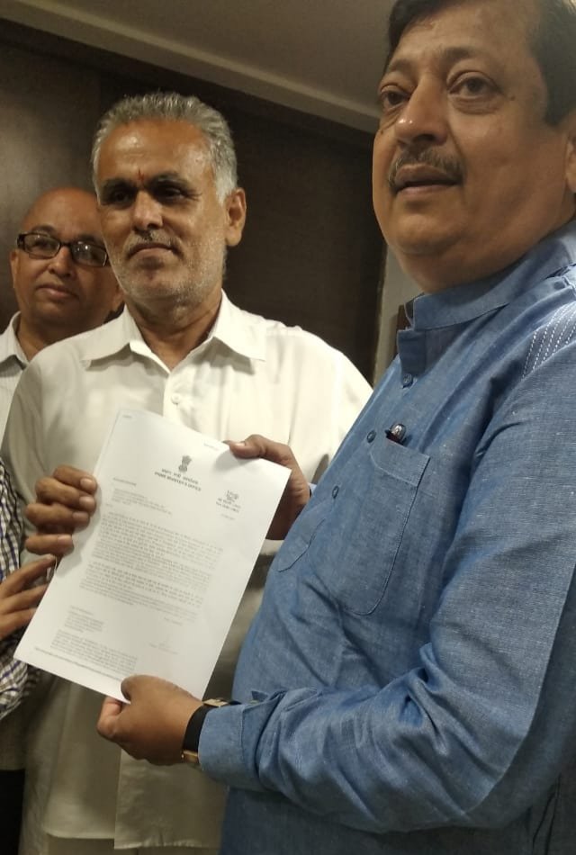 chheda_pravin's tweet photo. Handing over #Cancer treatment sanction letter from @PMOIndia to 19year old Cancer patient #RameshBhanushali from #Asalpha-#Ghatkopar in mumbai #MedicalGrant of 
₹3L from @PMOIndia
₹2L from @CMOMaharashtra
Big Thank you @narendramodi @Dev_Fadnavis @KiritSomaiya #NatubhaiParekh https://t.co/ybj1Ove4Gr
