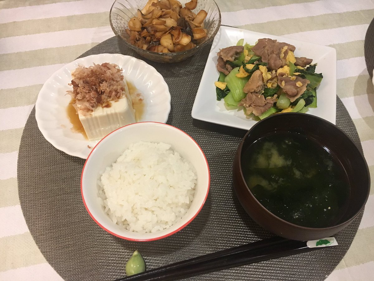 mayu_taiwan's tweet photo. 👩🏻‍🍳〔  #mayukitchen  〕
今日は買い物行きたくなくてw 家にあった食材のみで…茶色いぜ😂 きのこマリネが旦那さんのツマミ！ 野菜食べない人だから強制的に小松菜投入…🥬！
#Twitter家庭料理部 
#お腹ぺこりん部 https://t.co/ZUqzu5LZj8