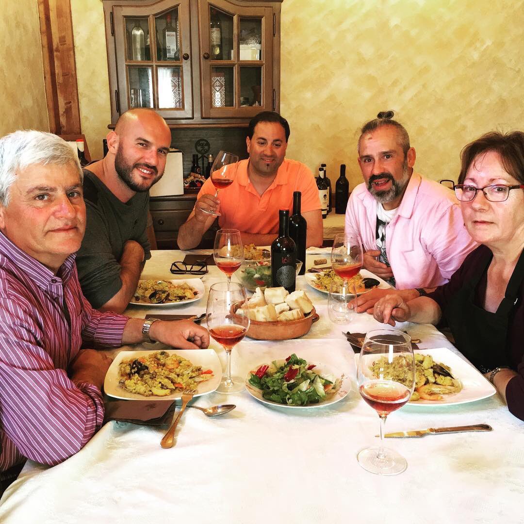 BodegaNegon's tweet photo. Gran comida de #paella al estilo Mari, con #familia y #amigos   @puroespiritu_davidherrerorico  y @jordiruz. Unidos por un gran #vino  #clarete de guarda de #bodega #negon https://t.co/0uidN6qVAc