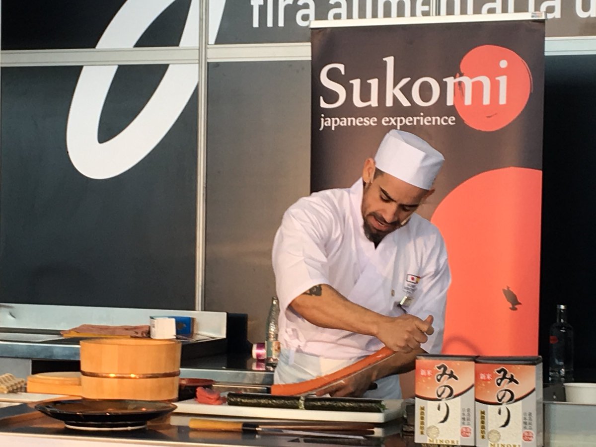 FestastTortosa's tweet photo. Sushi i sashimi amb Hector Ribeiro, xef de cuina japonesa i cinturó negre de sushi al Sukomi "Japanese Experience" de Tortosa https://t.co/jceY9Qq2kJ